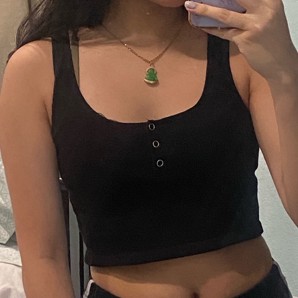 button crop top